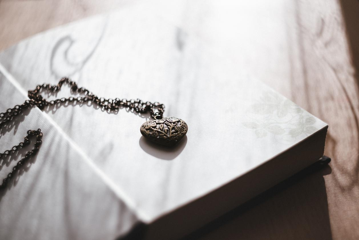 locket necklace.png